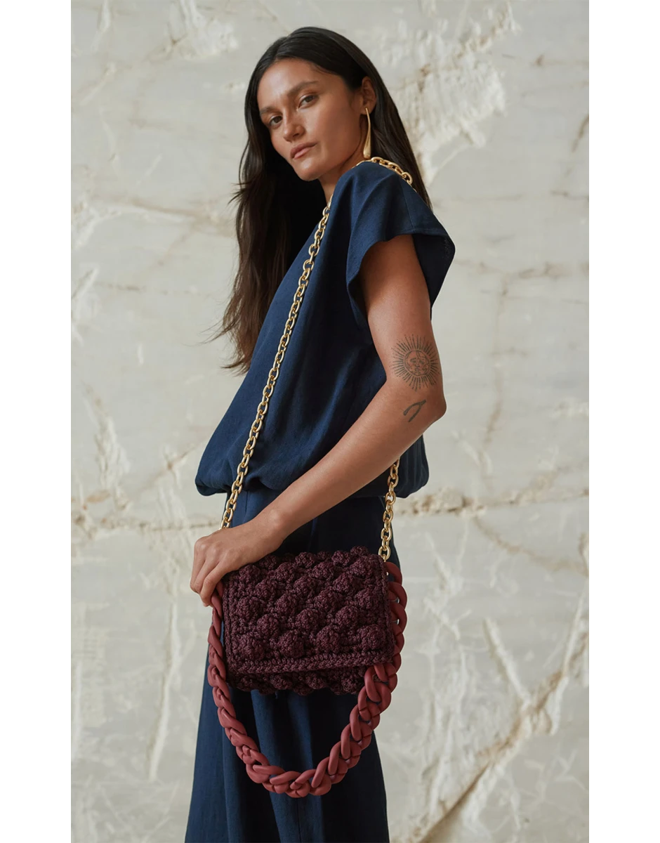 ΤΣΑΝΤΑ ΧΕΙΡΟΠΟΙΗΤΗ BOURGOUNDY ΜΕΣΑΙΑ ΜΕ ΜΠΟΡΝΤΩ & ΧΡΥΣΗ ΜΕΤΑΛΛΙΚΗ ΑΛΥΣΙΔΑ