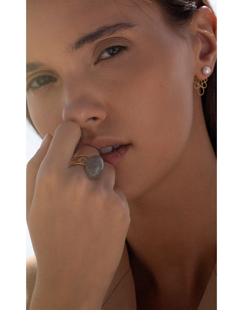 TINY HOOP EARRINGS WITH PEARLS