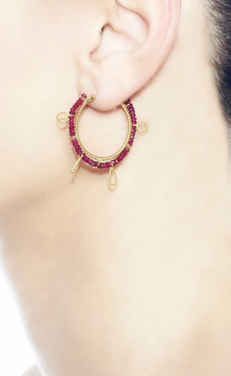 SMALL ROUND EARRINGS WITH RUBIES