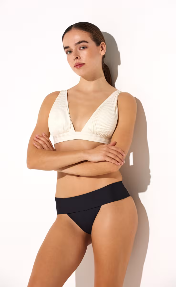 HIGH-WAISTED V-BIKINI CONTRAST CREAM & BLACK