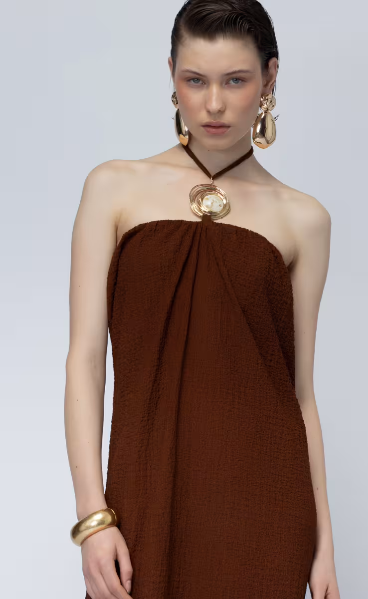 COCONUT STRAPLESS DRESS WITH ROUND JEWELRY AT THE CENTER BROWN