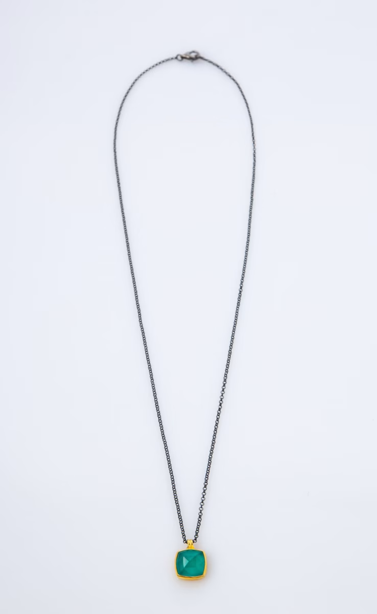 BLACK CHAIN PENDANT