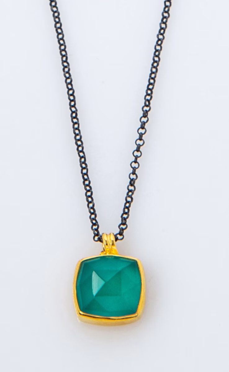 BLACK CHAIN PENDANT
